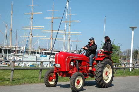 Travemünde Aktuell: 30 feuerrote Porsche-Trecker im Passathafen
