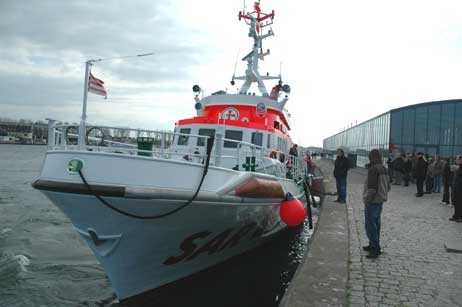 Die »Bremen« lädt am 1. Juni 2008 zum »Open Ship« am Travemünder Ostpreußenkai. Fotos: HELGE NORMANN