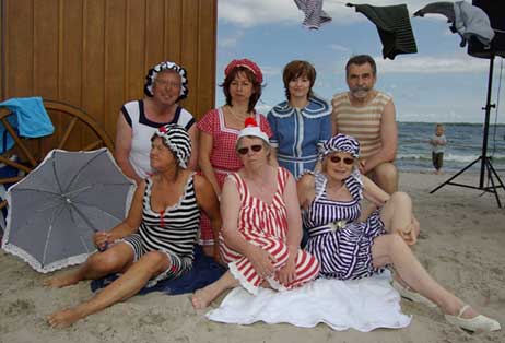 Badegesellschaft in Kostümen von Anno dazumal. Foto: CARMEN FRISCH
