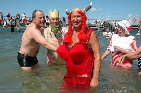 Bei so einer feurigen Rothaarigen ist etwas Abkühlung ganz gut... Foto: TA
