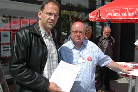 Jürgen Schmidt vom Lübecker Hafen will die SPD unterstützen und brachte Flugblätter vorbei. Foto: TA