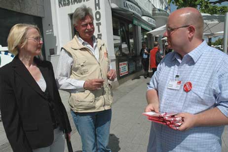 Jürgen Tegtmeyer vom »Outlet« schaut bei Gaby Hiller-Ohm und Thomas Schapke vorbei. Foto: TA