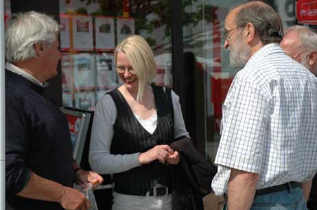 Travemünde Aktuell: CDU und SPD vor der Sparkasse