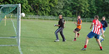 Torwart Frank Barthel hatte viel Arbeit beim gestrigen Spiel. Fotos: TA