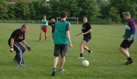 Travemünde Aktuell: 1. Handball Damen gegen 3. Fußball Herren