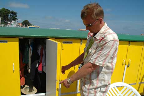 Strandkorbvermieter Thomas Knoll zeigt einen von vier Gästeschränken, die aufgebrochen wurden. Foto: TA
