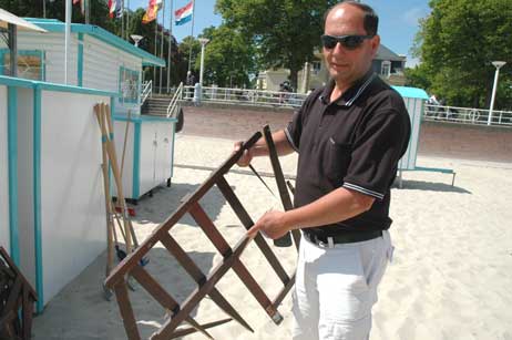 Johannes Pegel muss jetzt die völlig zerstörten Strandkorb-Gitter ersetzen. Foto: TA
