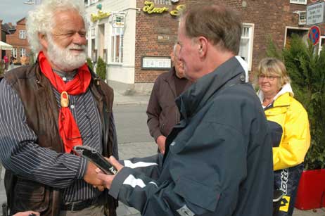 Von Klaus Petersen gab es für Gerd Clausen (links) und seinen Kollegen noch eine Aalrauchwurst frisch vom Travemünder Wochenmarkt mit auf den Weg. Foto: TA