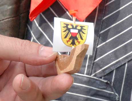 Für Klaus Petersen gab es eine kleine Kogge. Mehr als 2000 Stück haben die Hanseradler davon seit dem Jahr 1987 schon gebaut und verschenkt. Foto: TA