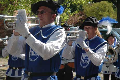 Der »Ostsee-Fanfarenzug« musiziert auf dem Alten Markt vor der St. Lorenz Kirche. Foto: HELGE NORMANN 