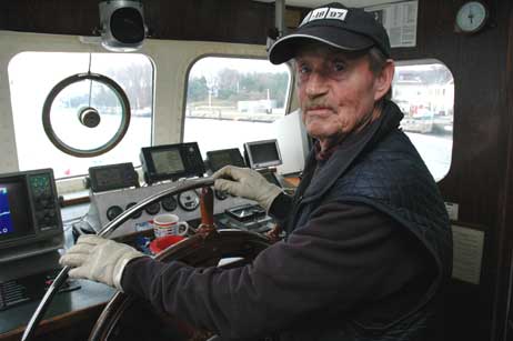 Käptn Peter Meyer geht mit den Gästen der »Sven Johannsen« auf kostenlosen Kurztörn (1 Stunde). Foto: HELGE NORMANN 