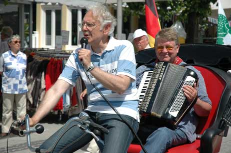 Mit der TA-Rickscha waren Wolfgang Moebius und Peter Loose in Travemünde unterwegs, informierten über den »Tag der offenen Tür«. Foto: TA 