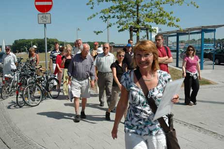 Mit viel Gefolge: Stadtführerin Elke Brandenburg. Foto: TA 