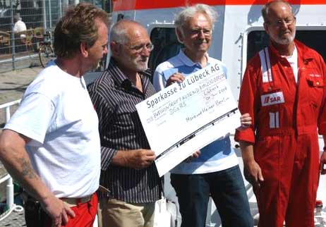 Scheckübergabe: Kai Knudsen, Wilhelm Lange, Wolfgang Moebius und Horst-Dieter Eder. Fotos: KLAUS ABRAHAM