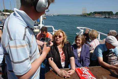 Touristen auf der »Sven Johannsen« erzählen. Foto: KLAUS ABRAHAM 