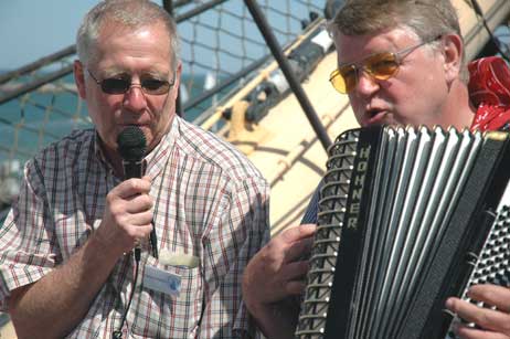 Und wieder gab es beim »Tag der Offenen Tür« – Video ein bemerkenswertes Duett mit Musiker Peter Loose. Diesmal war es Hartmut Haase von der Viermastbark »Passat«, der den »Hamburger Veermaster« gab. Foto: TA 