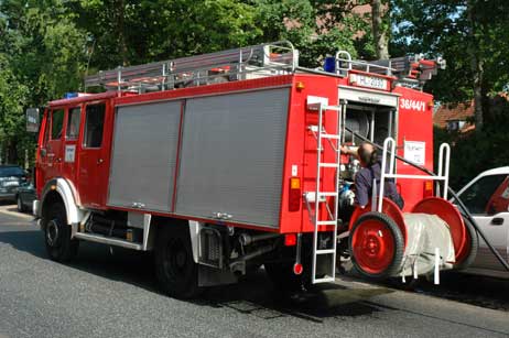 Nachdem der gröbste Dreck entfernt war, ging die Freiwillige Feuerwehr Travemünde nochmal mit dem Wasserschlauch drüber. Foto: TA 