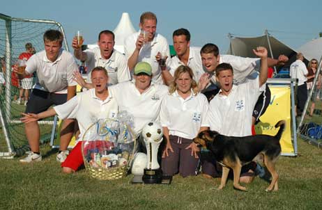 So sehen Gewinner aus: Die Mannschaft der »Travemünder Dienstleistungs- und Handwerkergemeinschaft« mit dem »Friendship-Cup«. Foto: TA 