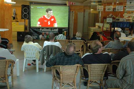 Der EM-Club in der Halle des ehemaligen Aqua-Top war gestern schon gut besucht. Foto: TA