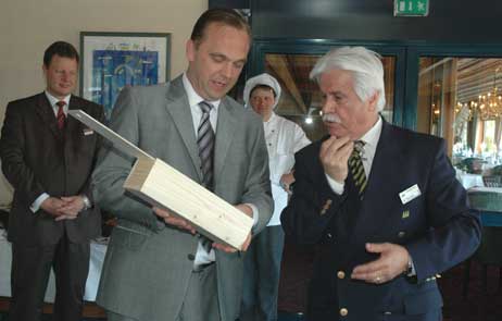 Maritim-Direktor Oliver Gut gratulierte Burhan Bilgic mit einer Flasche Wein aus dem Jahr 1973. Foto: TA 