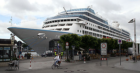 Die »Azamara Journey« am Kreuzfahrtterminal in Travemünde. Fotos: LHG