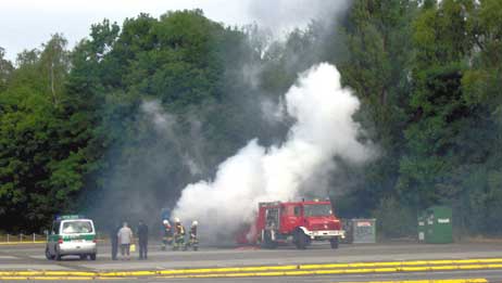 Der Qualm war so dicht, dass die Feuerwehrleute unter Atemschutz löschen mussten. Foto: PT