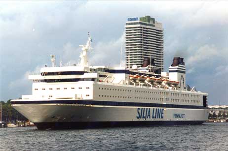 Stolzes Schiff: Die »Finnjet« zieht am Maritim Strandhotel Travemünde vorbei. Foto: HORST-DIETER FOERSTER
