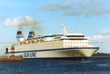 Menschen drängten sich auf der Nordermole, wenn die Finnjet in Travemünde einlief. Foto: HORST-DIETER FOERSTER