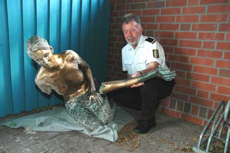 Jochen Haase von der Wasserschutzpolizeistation Travemünde zeigt die beschädigte Nymphe. Die Skulptur vom Priwall-Strand wurde heute nacht umgefahren. Foto: TA 