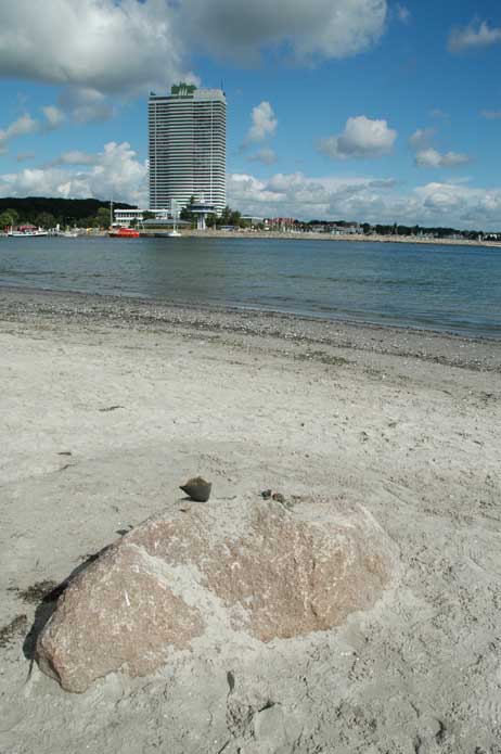 Auf diesem Stein stand bis gestern noch die Ostsee-Nymphe. Foto: TA 