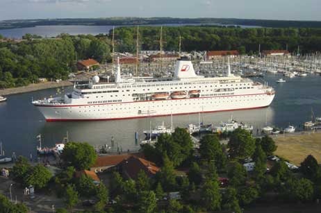 Promi-Schiff für ein paar Stunden: Die »Deutschland« auf ihrem Weg auf die Ostsee. Foto: WOLFGANG MOEBIUS 