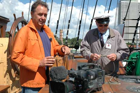 Uwe Bahn (links) und Walter Dühring zeigen in der Travemünde-Folge Seemannsknoten. Foto: HELGE NORMANN