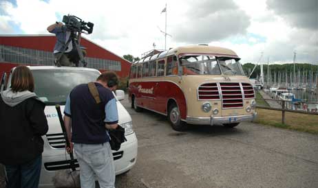 Kult: Für »DAS! reist« ist Uwe Bahn im Setra S 8 (SETRA = selbsttragende Karosserie) von 1953 unterwegs. Als der mal dafekt war und ein moderner Reisebus einsprang, gab es gleich Zuschauerproteste. Foto: HELGE NORMANN
