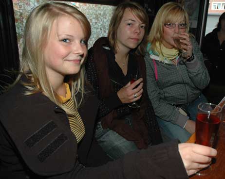 Für die angehenden Augenoptikerinnen Rieke aus Husum (links), Britta aus Segeberg und Rieke aus Fockbek gehört die »Ladies Night« im Bermuda einfach dazu. Foto: HELGE NORMANN