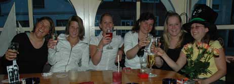 Hotelfachfrau Susann Kappler (rechts) arbeitet bald auf einem Kreuzfahrtschiff, Abschied von den Kolleginnen feiert sie bei der »Ladies Night« im »Nightlife Maritim«. Foto: HELGE NORMANN