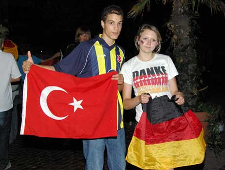 Nach dem Spiel: Türkische und Deutsche Fans feiern zusammen. Fotos: CARMEN FRISCH