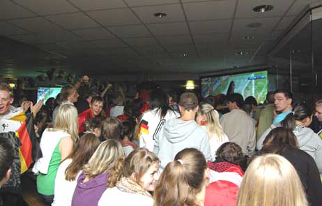 Kuschelig: Der EM-Club im Aqua-Top it wieder dicht besetzt. Foto: CARMEN FRISCH