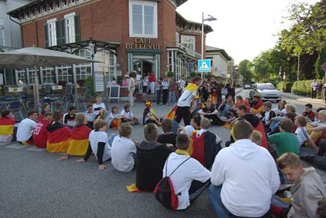 »Hinsetzen!« Pause vorm Café Bellevue. Foto: CARMEN FRISCH