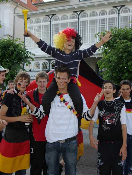Travemünde Aktuell: EM-Halbfinale Deutschland / Türkei: Fans stürmen Döner-Laden