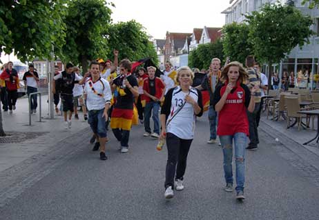 Travemünde Aktuell: EM-Halbfinale Deutschland / Türkei: Fans stürmen Döner-Laden