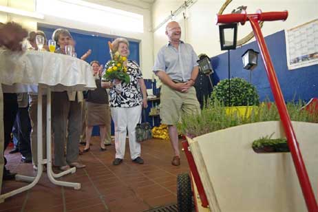 Zum Dank gab es für Richard Schrader, hier mit Ehefrau Ingrid, einen Bollerwagen mit Heide zum Pflanzen. Mit dem Wagen kann er dann die Enkelkinder zum Strand ziehen. Foto: KARL ERHARD VÖGELE