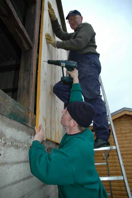 Rückblick: Im Februar 2005 packte Richard Schrader (oben auf der Leiter) selbst mit an, brachte gemeinsam mit Marcus Runge Bretter an der Aussenwand des ans Haus der Jugend Travemünde angrenzenden Salzdepots an. Die so verstärkte Wand konnte dann den Basketballkorb tragen. Foto: ARCHIV TA