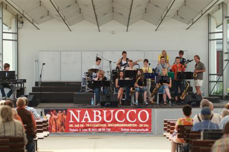Swinging Desaster, die Schüler Bigband aus Bad Oldesloe mit ihrem Bandleader Mathematik- und Sportlehrer Nico Peters (ganz rechts)