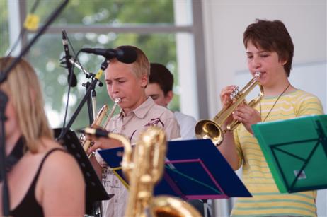 Travemünde Aktuell: Jugendlicher Ausklang des Bigband Weekends im Brügmanngarten in Travemünde
