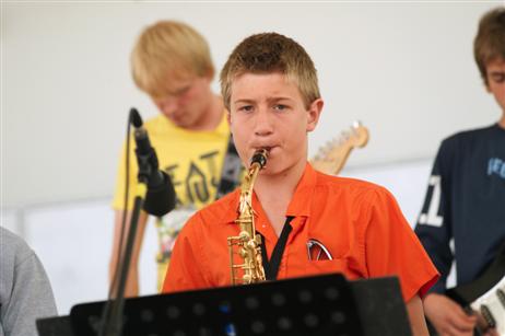 Travemünde Aktuell: Jugendlicher Ausklang des Bigband Weekends im Brügmanngarten in Travemünde