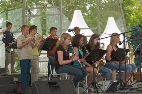 Travemünde Aktuell: Jugendlicher Ausklang des Bigband Weekends im Brügmanngarten in Travemünde