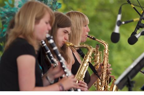 Travemünde Aktuell: Jugendlicher Ausklang des Bigband Weekends im Brügmanngarten in Travemünde