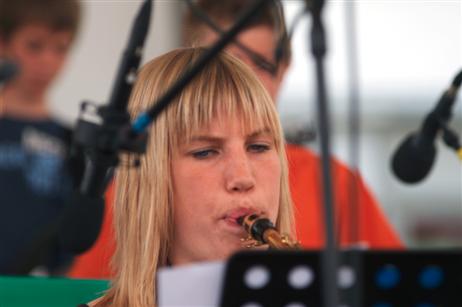 Travemünde Aktuell: Jugendlicher Ausklang des Bigband Weekends im Brügmanngarten in Travemünde