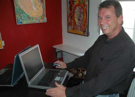 Horst Gloger erklärt in der Vogtei, was PC-Nutzer wissen möchten. Foto: TA
