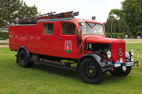 Wie umfassend der Begriff eines Oldtimers von den Fans gesehen wird, zeigt die Teilnahme dieses alten Feuerwehrautos und eines Militärgeländewagens. Bei der Ankunft des Feuerwehrautos ertönten kurz die Signale, wie sie früher beim Einsatz zu hören waren: ein kräftiges Horn und eine sehr laute Klingel!